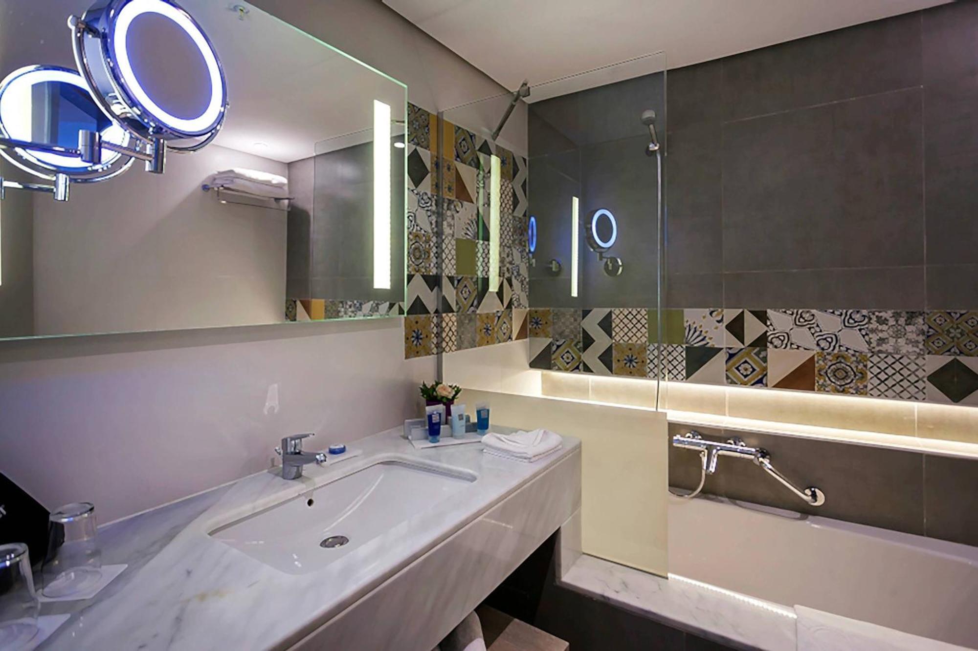 Chambre 1 Lit King-Size avec Balcon - Vue sur Ville