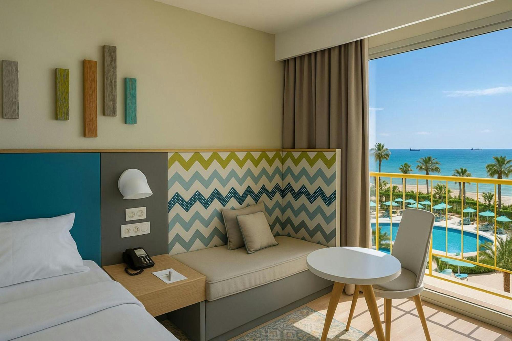 Chambre 1 Lit King-Size avec Balcon - Vue Partielle sur Mer